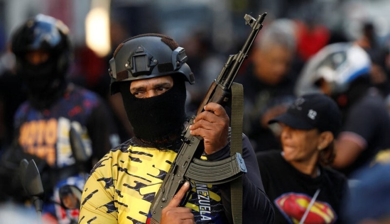 혼돈의 베네수엘라…“시민 폰 뒤지는 민병대, 언론인 구금까지”