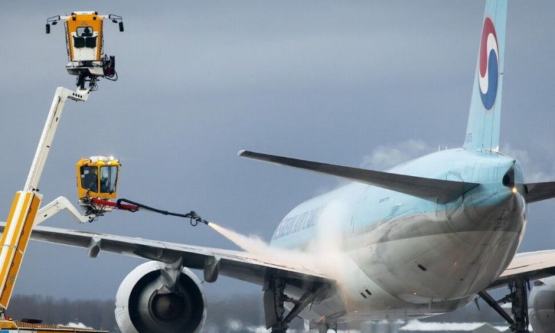 눈보라에 멈춰선 유럽…파리·암스테르담 공항 ‘꽁꽁’