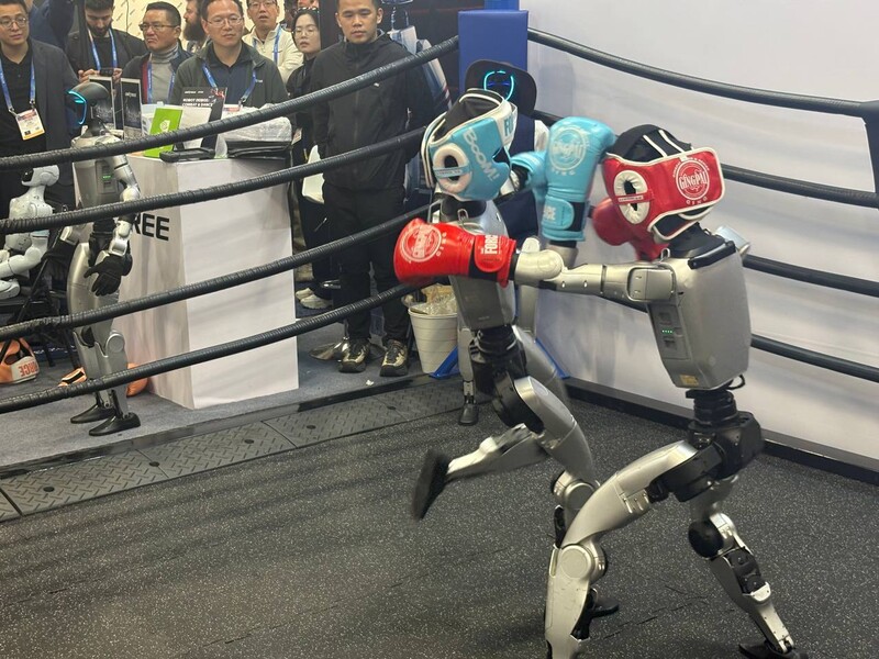 중국 유니트리의 로봇‘유니트리 지(G)1’가 권투를 하고 있다.권효중 기자