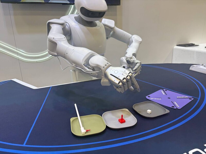 싱가포르에 본사를 두고,중국 상하이에서 연구를 진행하는 인공지능 로봇 기업‘샤르파’의 로봇이 종기접기를 하고 있다.권효중 기자