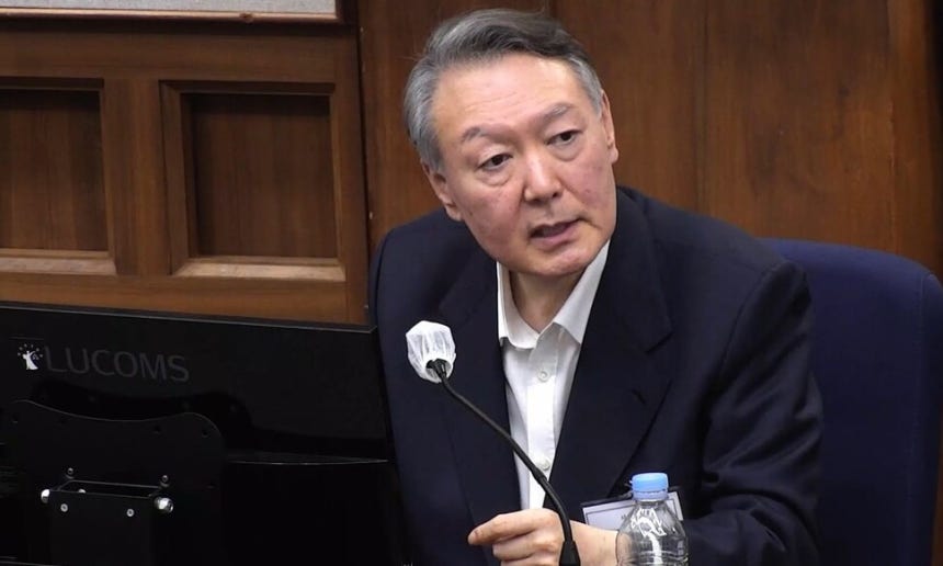 윤석열 전 대통령이 12월29일 서울 서초구 서울중앙지법에서 열린 내란 우두머리 혐의 속행 공판에 출석해 발언하고 있다.연합뉴스