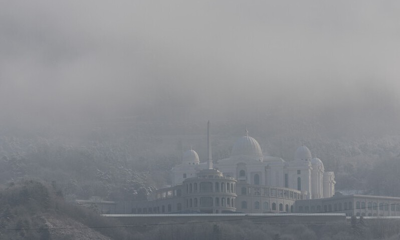 경찰이 정치권 통일교 금품 수수 의혹과 관련해 압수수색에 나선 지난 15일 오전 경기도 가평군 통일교 천정궁 일대 위로 겨울 안개가 지나가고 있다.연합뉴스