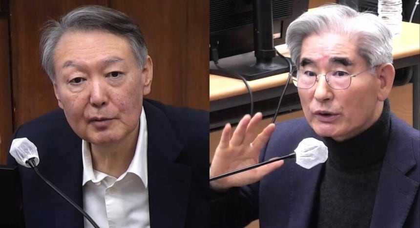 지난 5일 서울중앙지법에서 열린 내란 재판에 출석한 윤석열 전 대통령과 김용현 전 국방부 장관.서울중앙지법 제공