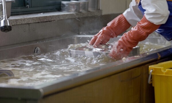 급식실서 미숫가루 만들다 다친 조리사…안전관리 못한 영양교사 책임?