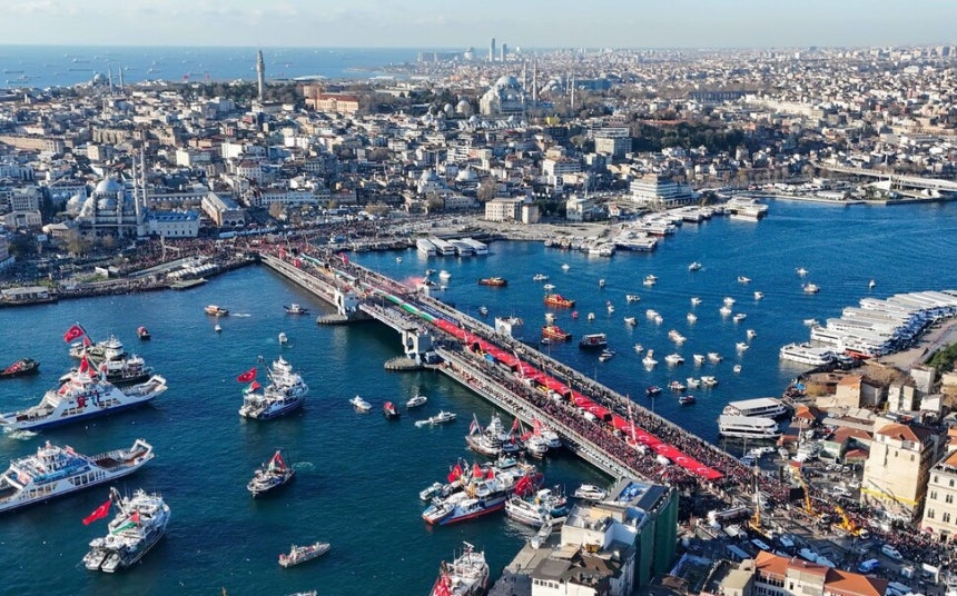 2026년 새해 첫날,튀르키예 최대 도시 이스탄불의 갈라타 다리와 바다에서 사람들이 팔레스타인 가자지구와의 연대를 표시하는 행진을 하고 있다.신화 연합뉴스