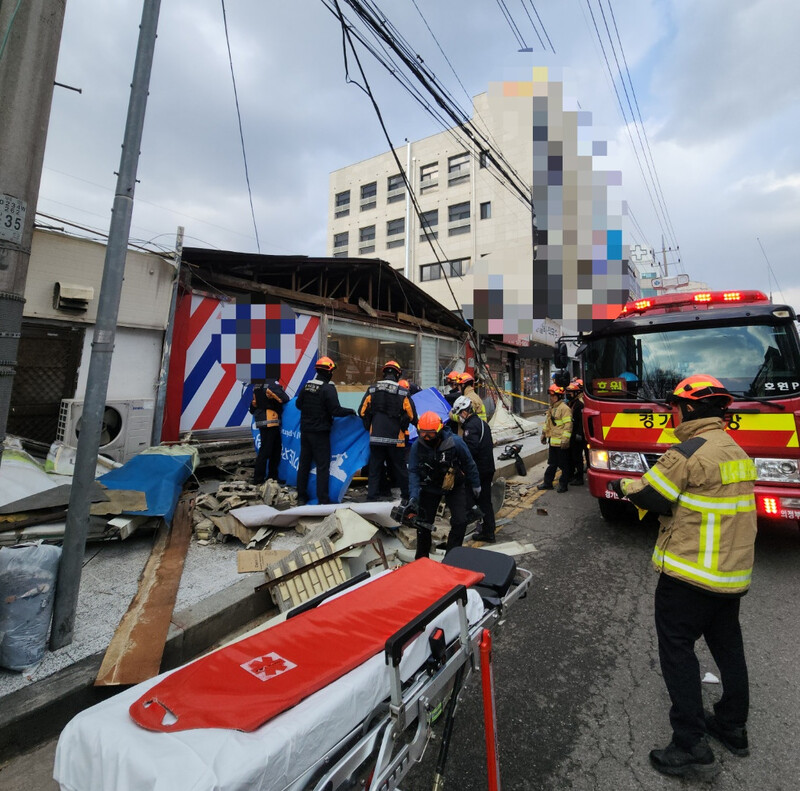 10일 오후 경기 의정부시 호원동의 한 거리를 걷던 20대 남성 ㄱ씨가 강풍을 견디지 못하고 떨어진 간판과 건물 외벽 잔해에 깔려 숨졌다.소방당국이 사고 현장을 수습하고 있다.경기도북부소방재난본부 제공