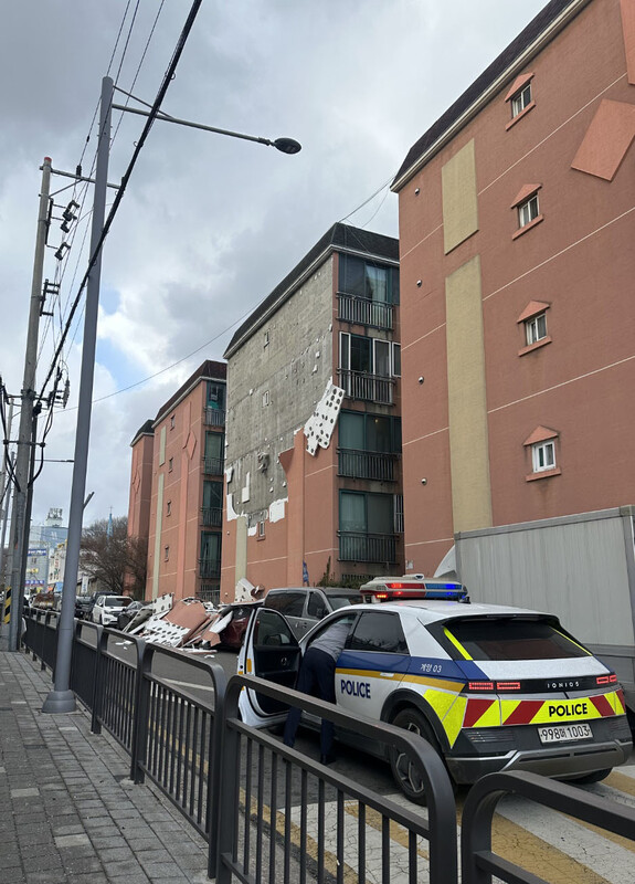 10일 오후 2시 57분께 인천시 계양구 박촌동 한 빌라에서 외벽 마감재가 떨어져 있다.이 사고로 인명피해는 없었으나 건물 옆에 주차된 차량 2대가 파손됐다.독자 제공 연합뉴스