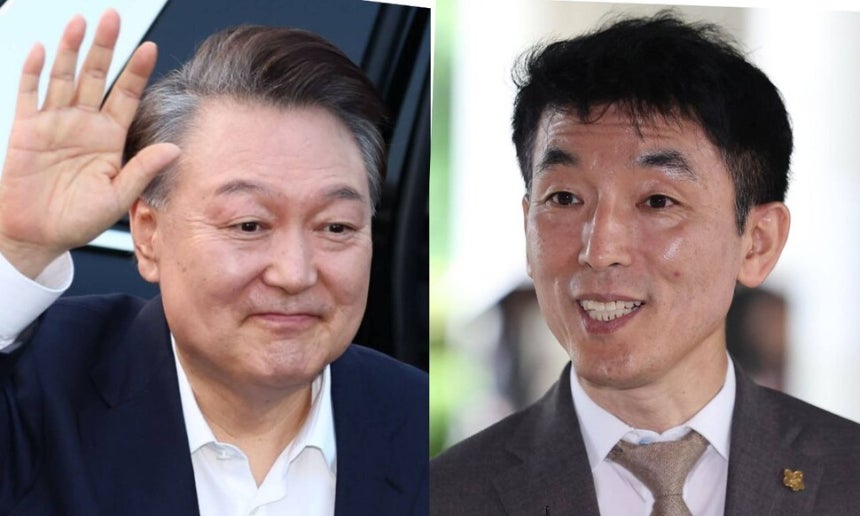 서울구치소에서 석방된 윤석열 전 대통령이 지난해 3월8일 서울 한남동 관저 앞에 도착,차량에서 내려 지지자들을 향해 인사하고 있다.오른쪽은 김용현 전 국방부장관에 대한 구속영장 심문이 진행된 지난해 6월25일 서