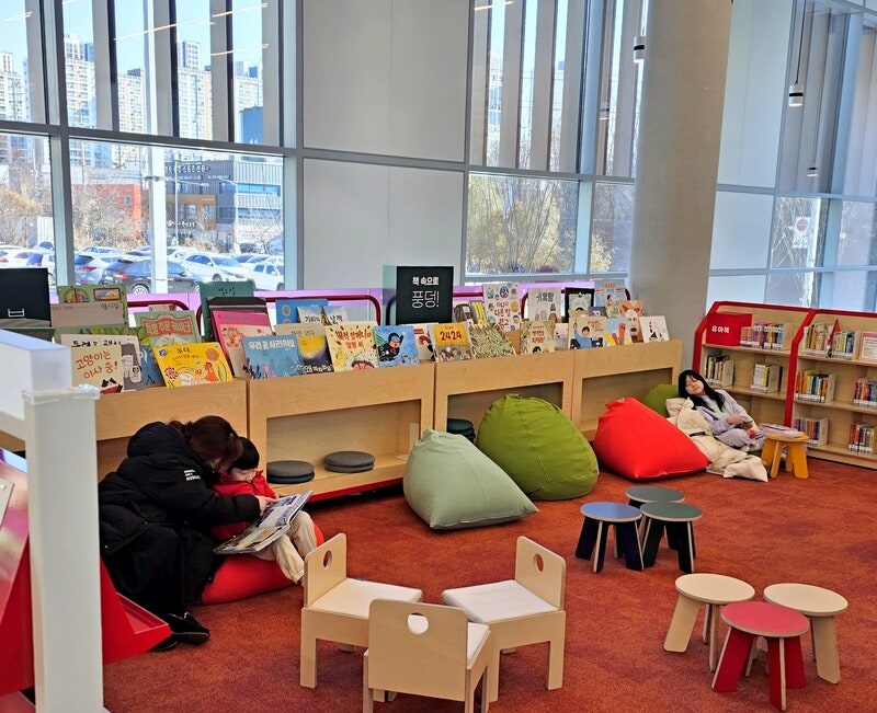 [현장] 인구 5만 ‘시골읍 도서관’이 한 달 3만명을 불러온 비결