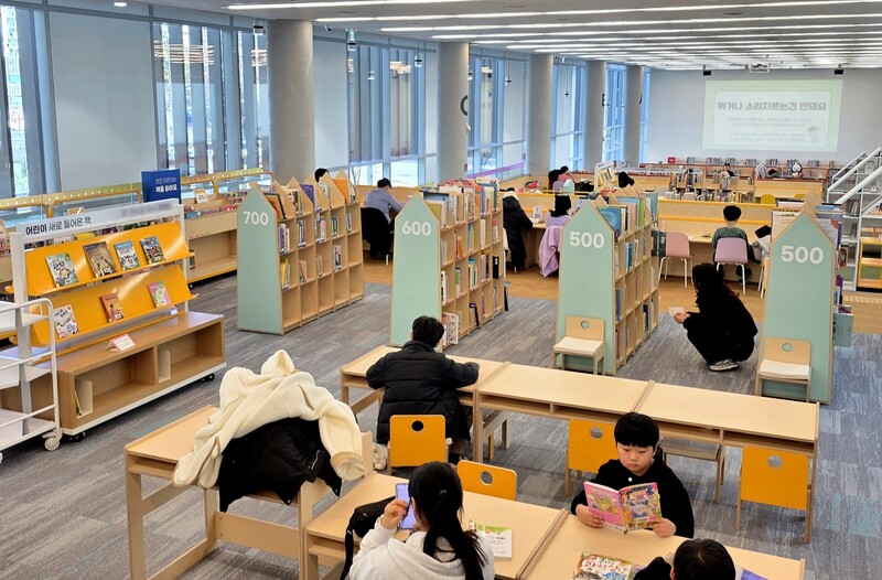 경기 파주시 문산도서관 1층과 2층 사이 경사면 통로를 따라 조성된 어린이자료실에서 이용객들이 책을 읽고 있다.송상호 기자