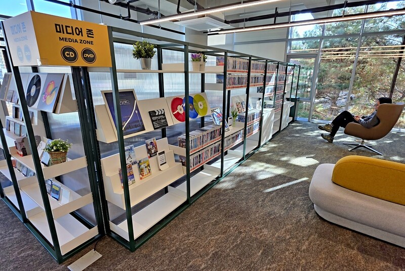 경기 파주시 문산도서관 3층 미디어존에 디지털비디오(DVD),음악 시디(CD) 등이 진열돼 있는 모습.잠금형이 아닌 개방형 서가 구조여서 오가는 시민들 누구나 이용할 수 있다.송상호 기자