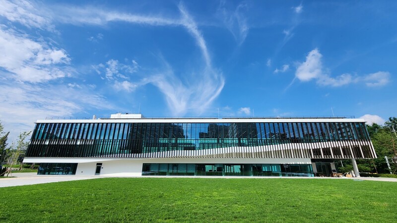 경기 파주시 문산도서관 전경.이동 약자 등을 고려해 완만하게 설계된 경사면 통로가 건물 구조에 반영된 모습이다.문산도서관 제공