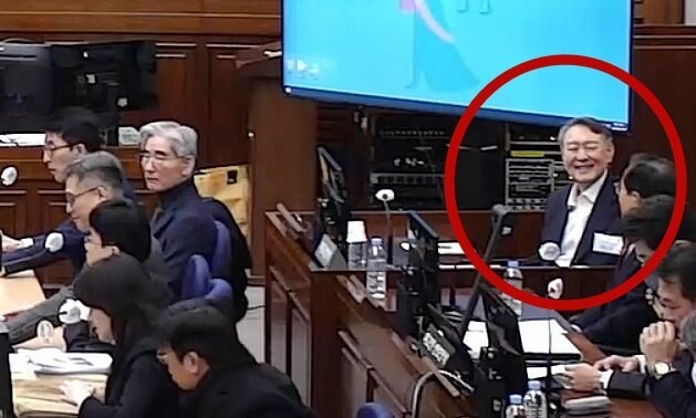 12·3 비상계엄 관련 내란 우두머리 혐의로 기소된 윤석열 전 대통령이 9일 서울중앙지방법원 417호 형사대법정에서 열린 결심공판에 출석해 웃고 있다. 서울중앙지법 제공