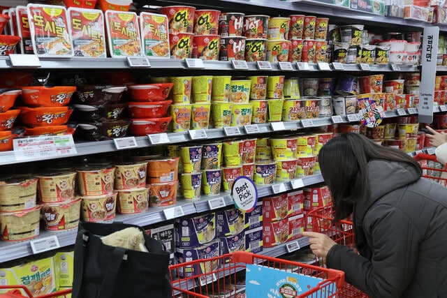 ‘매운맛’ K-푸드 수출 첫 100억달러 돌파…라면 22% ↑