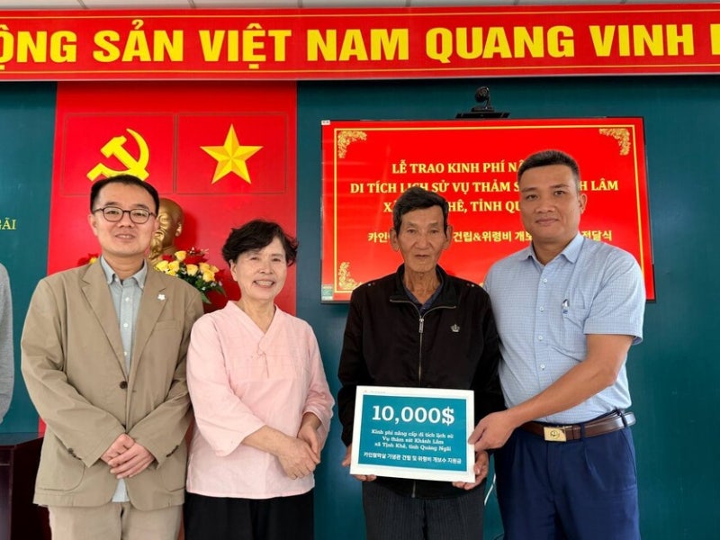 시민사회 방문단, 베트남전 한국군 학살 카인럼 마을에 1만 달러 전달