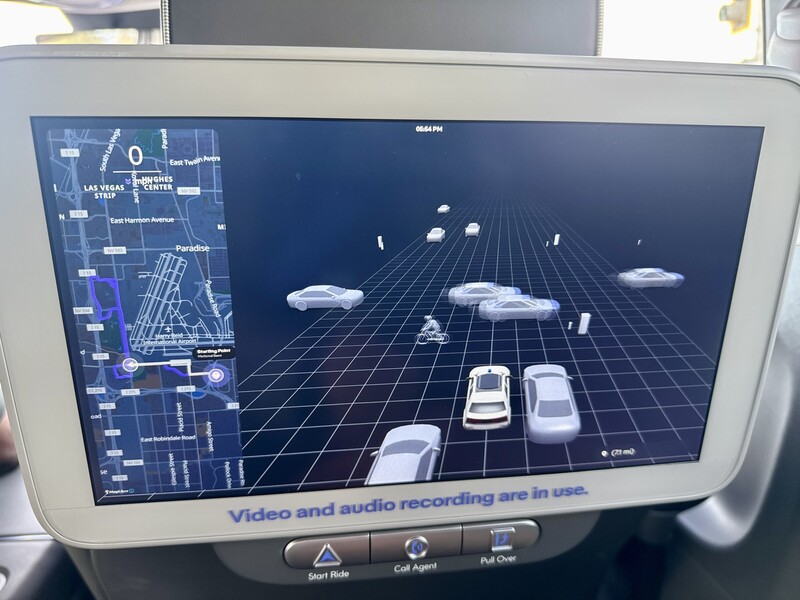 모셔널의 무인 로보택시 뒷좌석에 탑승하면 주행 경로와 로보택시가 라이다·레이다·카메라로 인식하는 주변 환경을 확인할 수 있다.