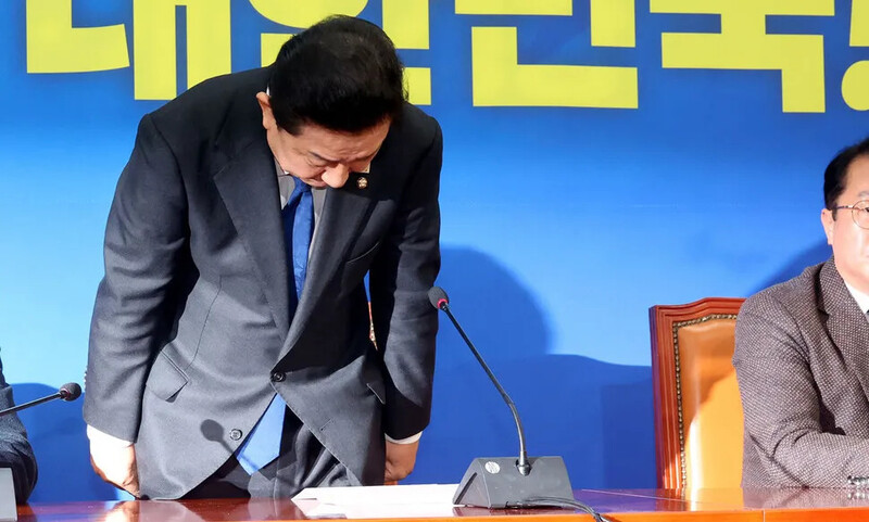 김병기 더불어민주당 원내대표가 30일 서울 여의도 국회에서 열린 민주당 원내대책회의에서 사퇴 의사를 밝히며 사과하고 있다.김경호 선임기자 