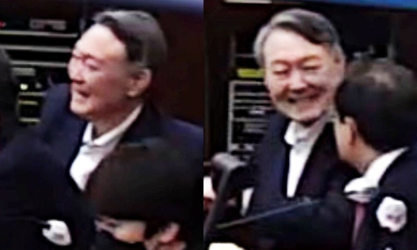 지난 9일 서울중앙지법에서 열린 내란 재판 결심 공판에서 웃고 있는 윤석열 전 대통령(왼쪽)과 추가 기일로 지정된 13일 결심 공판에 나와 윤갑근 변호사와 대화하며 웃고 있는 윤 전 대통령(오른쪽)의 모습.서울중앙