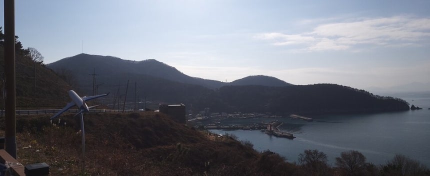 부산 강서구 대항전망대에서 바라본 가덕도신공항 예정 터.왼쪽 국수봉은 지상 30여m만 남기고 사라진다.김광수 선임기자