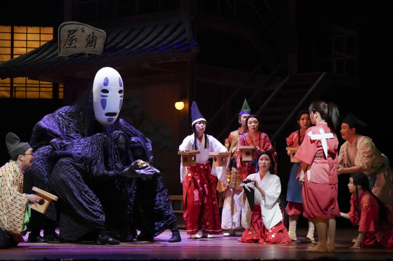 애니 원작과 무대의 경계 ‘행방불명’…연극 ‘센과 치히로의 행방불명’