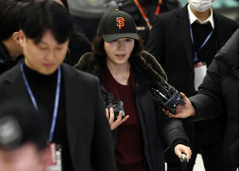 2022년 지방선거 국면에서 더불어민주당 소속이던 강선우 의원에게‘공천헌금\' 1억원을 전달한 의혹을 받는 김경 서울시의원이 11일 인천국제공항 1터미널을 통해 입국하며 취재진 질문에 답하고 있다.연합뉴스