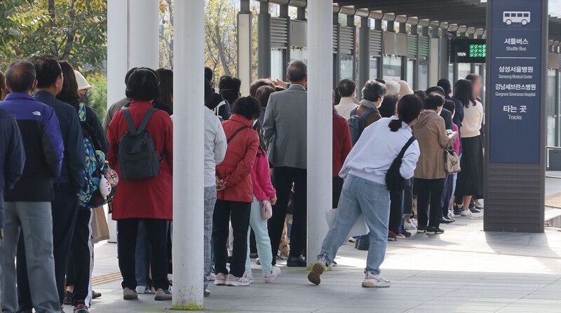 평일 새벽, 상경길에 오른 사람들 [왜냐면]