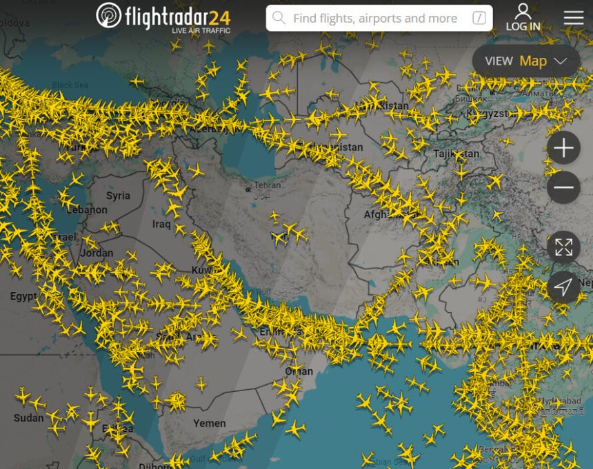 전 세계 여객기 이동 상황을 보여주는 사이트인 플라이트레이더24 15일 갈무리.오전 7시 이후 운항이 재개됐지만 이란 영공을 지나는 항공편의 수는 많지 않다.플라이트레이더24 갈무리.