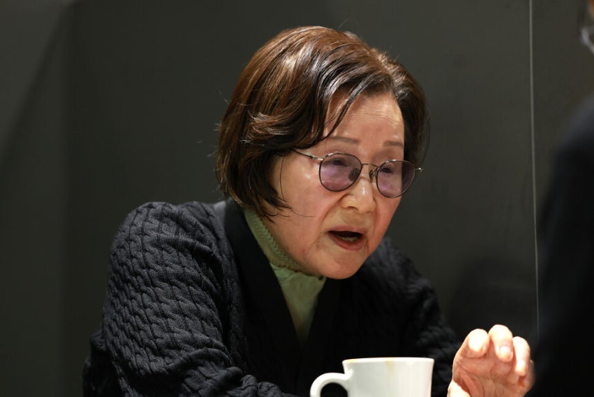 최문희 소설가가 13일 오후 서울 은평구의 한 카페에서 한겨레와 인터뷰하고 있다.정용일 선임기자 