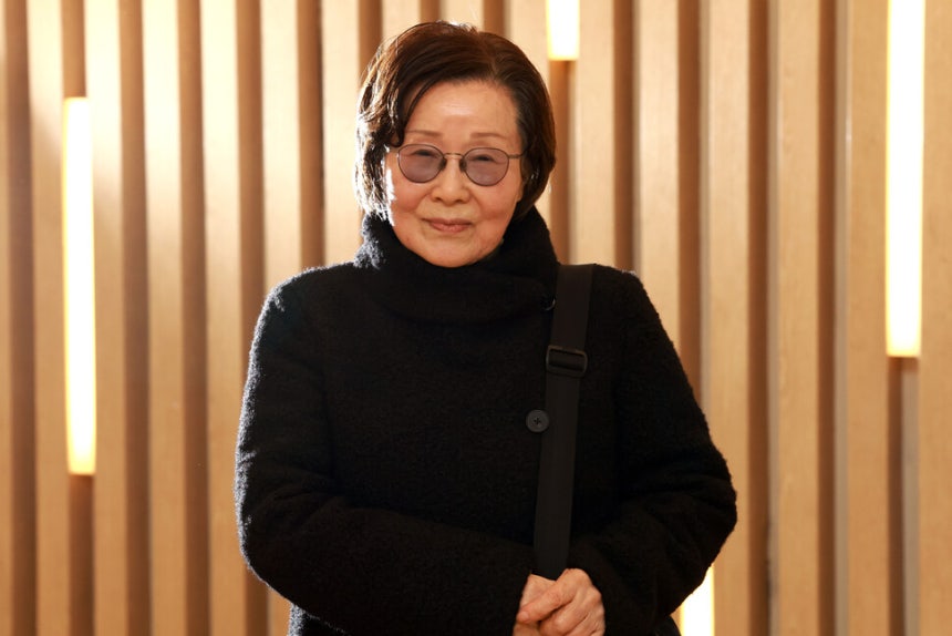 최문희 소설가 13일 오후 서울 은평구에서 한겨레와 인터뷰한 뒤 사진을 찍고 있다.정용일 선임기자 