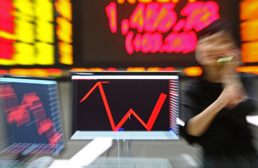 서울 여의도 한국거래소 전광판이 코스피 지수의 급등락을 보여주는 가운데,<a href=