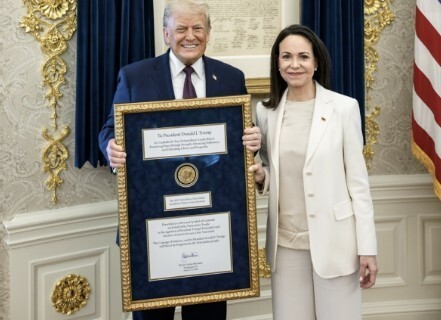 도널드 트럼프 미국 대통령(왼쪽)이 베네수엘라 야권 지도자 마리아 코리나 마차도로부터 노벨평화상 메달이 담긴 액자를 선물받은 뒤 기념사진을 촬영하고 있다.백악관 트루스소셜 갈무리