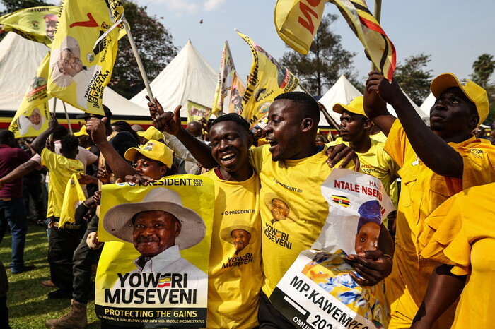 17일(현지시각) 우간다 수도 캄팔라의 한 경기장에서 요웨리 무세베니 대통령이 이끄는 집권 여당 국민저항운동(NRM) 지지자들이 대선 승자 발표 이후 환호하고 있다.우간다 선거관리위원회는 이날 무세베니 대통령이 7