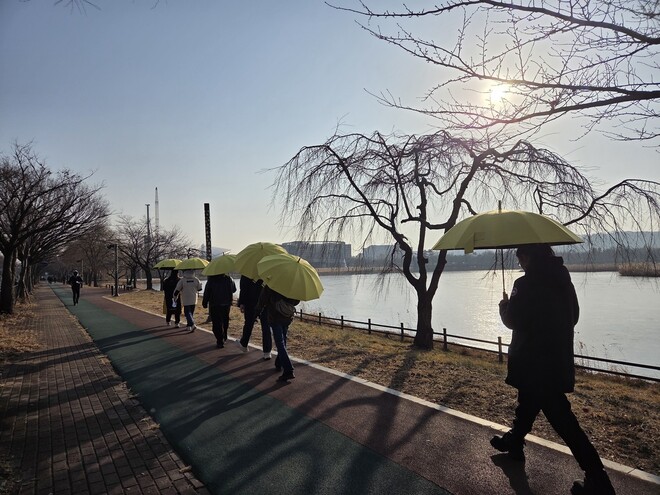 2014년 7월부터 매달 셋째주 토요일 진행하는 세월호 참사 ‘기억과 약속의 길’ 도보 순례 참여자들이 노란 우산을 쓰고 기억의 공간을 찾아 가고 있다.
