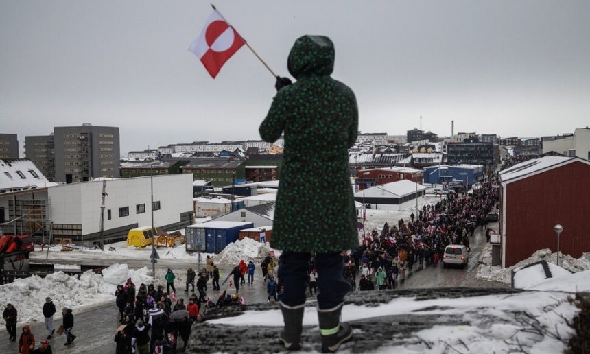 17일(현지시각) 그린란드 누크에서 열린 미국의 합병 요구에 반대하는 시위에서 한 여성이 그린란드 깃발을 들고 있다.로이터 연합뉴스