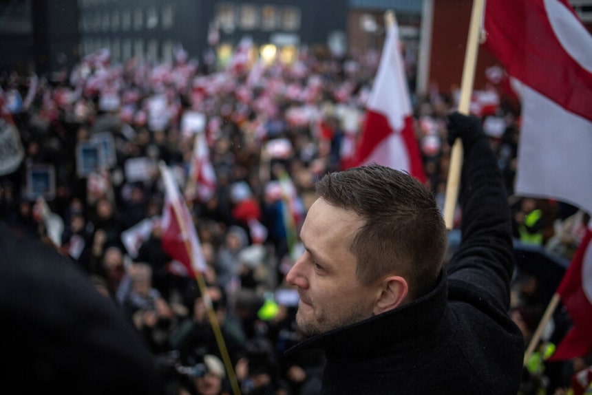 17일 그린란드 누크에서 열린 집회에서 옌스 프레데리크 닐센 총리가 그린란드 국기를 흔들고 있다.로이터 연합뉴스