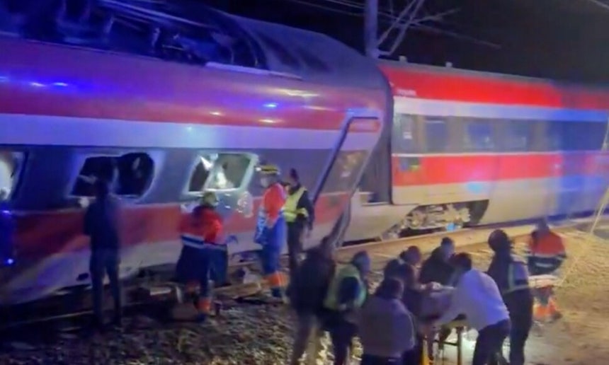 18일 스페인 남부 코르도바 인근 아다무즈 쪽에서 탈선한 열차를 찍은 영상의 한 장면이다.AFP 연합뉴스