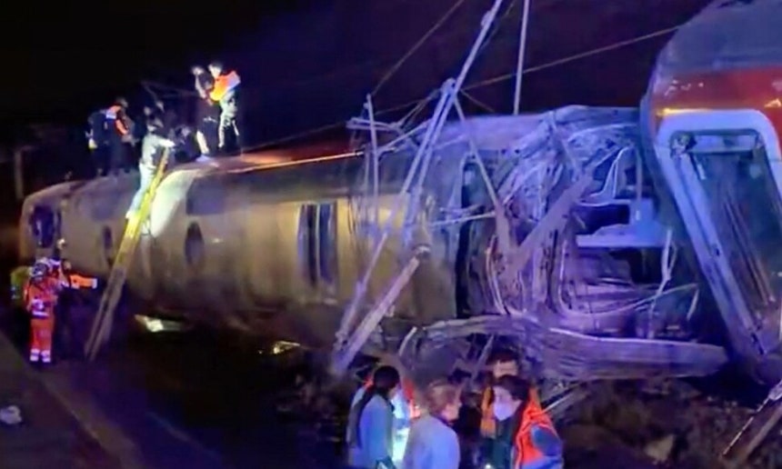 18일 스페인 남부 코르도바 인근 아다무즈 쪽에서 탈선한 열차를 찍은 영상의 한 장면이다.아에프페 연합뉴스