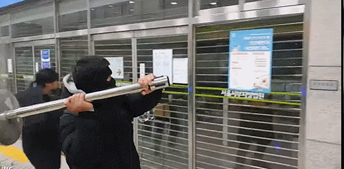 2025년 1월19일 새벽 서울서부지법에 윤석열 전 대통령 지지자들이 난입해 기물을 파손하는 모습. 온라인 커뮤니티 갈무리