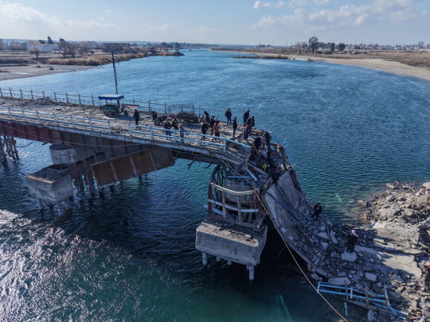 19일(현지시각) 시리아 북부에서 라카와 타브카를 잇는 다리가 파괴된 가운데,주민들이 다리를 건너고 있다.전날 시리아 정부군이 시리아민주군과 전투 이후 이 지역에서 통제권을 되찾았다.EPA 연합뉴스