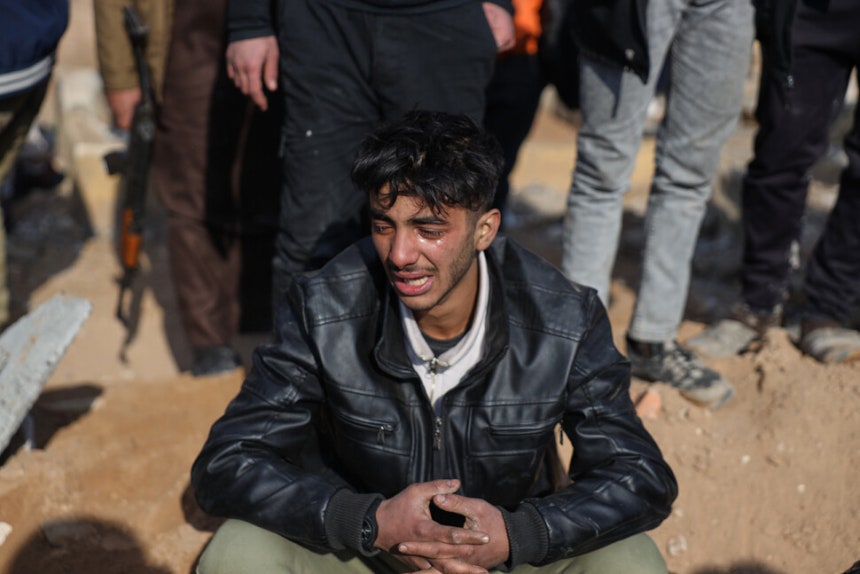 19일(현지시각) 시리아 북동부 라카 외곽에서 시리아 정부군과 시리아민주군 사이에 벌어진 전투 중에 사망한 사람에 대한 장례식이 열린 가운데 한 남성이 슬퍼하고 있다.AP 연합뉴스