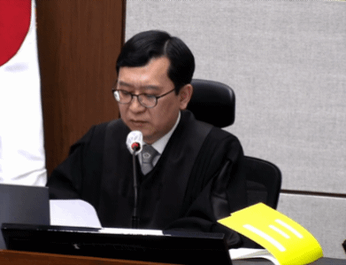 21일 한덕수 전 국무총리에 대한 1심 선고 공판에서 이진관 부장판사가 “무장한 계엄군에 맨몸으로 맞서 국회를 지킨 국민의 용기에 의한 것이다”라고 말한 뒤 목이 메는 모습을 보이고 있다. 한국방송(KBS) 유튜브