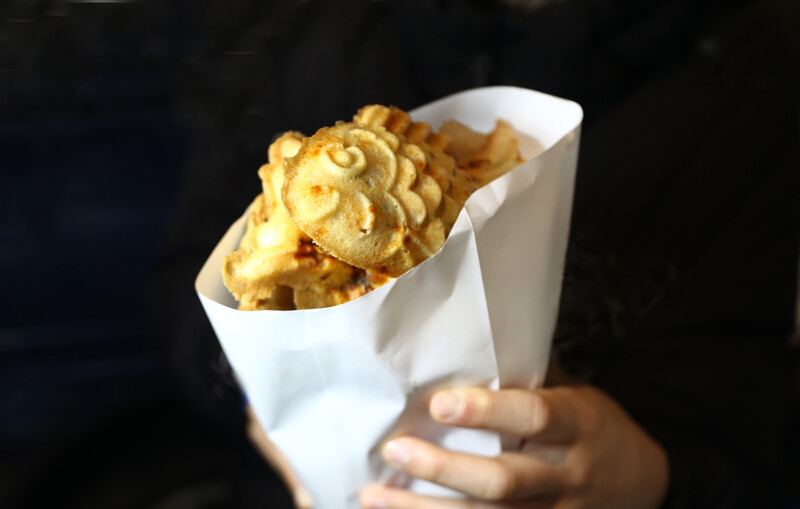 다양한‘효공잉어빵’의 붕어빵을 한 봉지 담아 가면 뿌듯해진다.박미향 기자