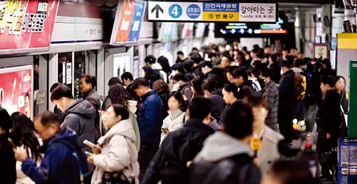 1호선 서울역 승강장에서 서울시민들이 지하철을 기다리고 있다.