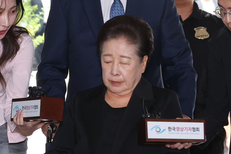 韓学者統一教総裁が昨年9月22日午後、ソウル瑞草区ソウル中央地裁で開かれた令状実質審査に出席している。キム・ヨンウォン記者 forever@hani.co.kr