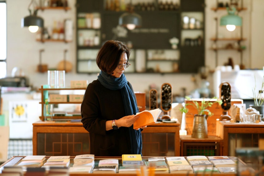 2001년 출판사 이마고를 설립해 운영하다 돌연‘잠적’하고,2017년 제주 책방 주인으로 나타난 김채수(62) 대표가 올해‘독립 출판인’으로 또 한번의 전환을 꾀한다.난생처음 저자로 나서는 동시에 편집·디자인