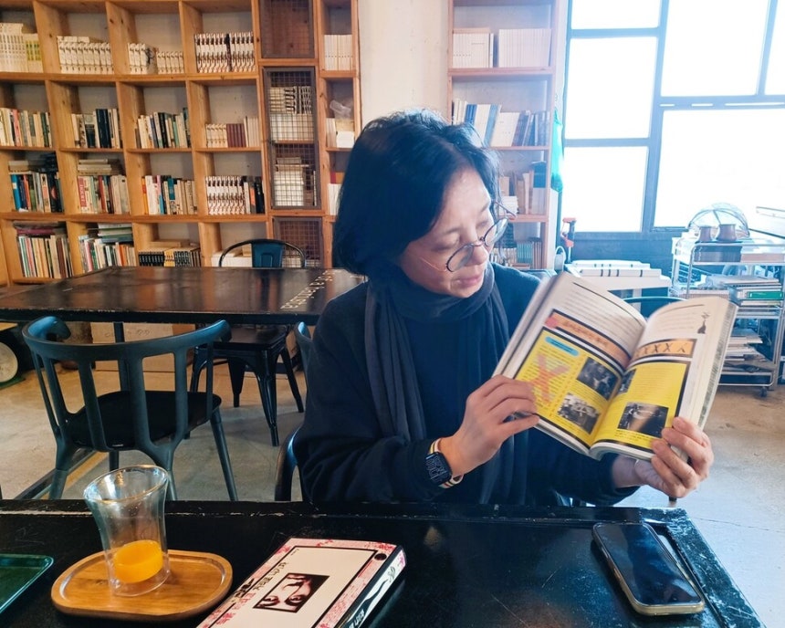 지난 11일 북살롱 이마고 김채수 대표가 출판 시절 가장 아끼는 책으로 데라야마 슈지의‘책을 버리고 거리로 나가자’를 꼽아 설명하고 있다.그외‘유혹의 기술’(2002,로버트 그린 지음,강미경 옮김)‘아내