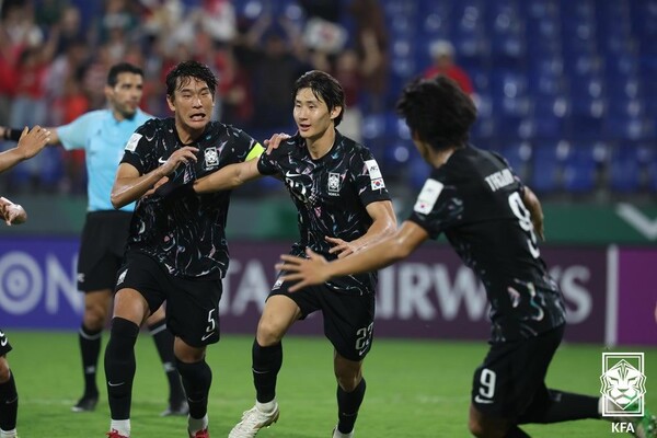신민하(가운데)가 24일(한국시각) 열린 아시아축구연맹(AFC) U-23 아시안컵 3~4위전 베트남과 경기에서 동점골을 넣은 뒤 좋아하고 있다.대한축구연맹 제공