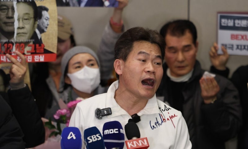 “지귀연 판사께”…전한길 요란한 입국, 50분간 “윤석열 무죄”