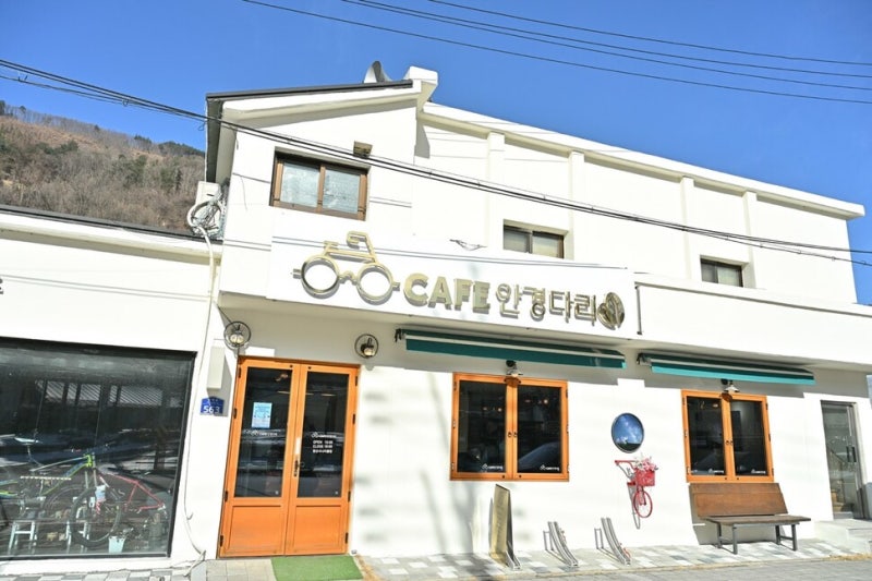 어르신 9명이 운영하는 ‘카페 안경다리’를 아시나요