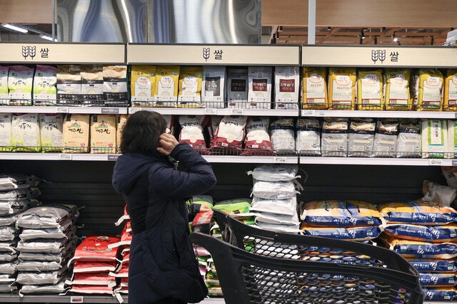 물가 상승률 2% 안정에도…조기 21%·쌀 18% 급등